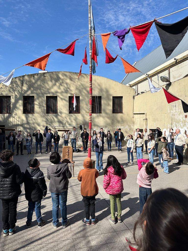 Ceremonia con banderines en la sede